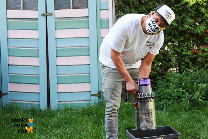 Emptying the cordless vacuum cleaner outside